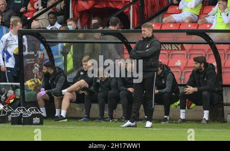 SALFORD, GROSSBRITANNIEN. 16. OKTOBER Hartlepool United's Bench minus ‘Buster“ während des Sky Bet League 2-Spiels zwischen Salford City und Hartlepool United in Moor Lane, Salford am Samstag, 16. Oktober 2021. (Quelle: Scott Llewellyn | MI News) Stockfoto