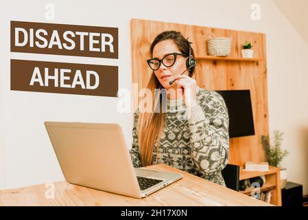 Konzeptionelle Darstellung Disaster Ahead. Internet Concept Contingency Planning Forecasting a Disaster or Incident Callcenter Agent Working from Home Stockfoto