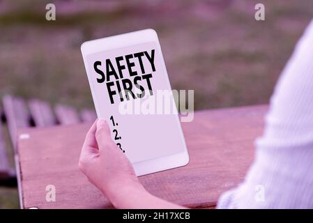 Schild mit der Meldung „Sicherheit zuerst“. Der Geschäftsansatz pflegte zu sagen, dass es am wichtigsten ist, sichere Online-Jobs zu sein und Remote-Verbindungen zu arbeiten Stockfoto