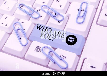 Textunterschrift, in der dargestellt wird, wer Sie fragen. Wort geschrieben über Fragen über seine Identität oder persönliche Informationen Internet Browsing und Online-Forschung Stockfoto