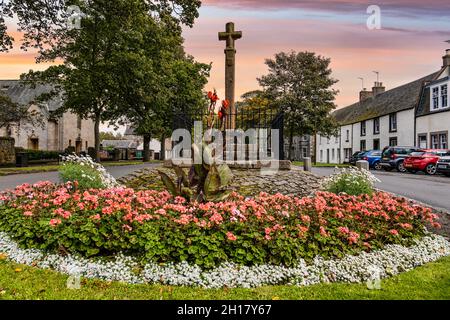 Alt abgenutzter mercat oder Marktkreuze bei Sonnenuntergang, Ormiston Dorfzentrum, East Lothian, Schottland, Großbritannien Stockfoto