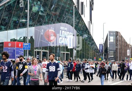 Fans vor dem Spiel, das Teil der NFL London Games im Tottenham Hotspur Stadium, London ist, vor dem Stadion. Bilddatum: Sonntag, 17. Oktober 2021. Stockfoto