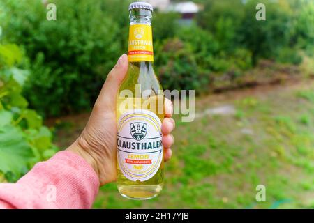 Volzhsky, Russland-25. September 2021: Clausthaler alkoholfreies Bier mit Zitronengeschmack. Im Freien. Selektiver Fokus Stockfoto