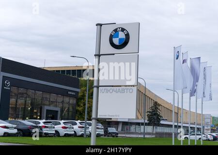 Volzhsky, Russland-25. September 2021: BMW Logo Center, BMW ist ein deutsches Luxusfahrzeug, Sportwagen. Selektiver Fokus Stockfoto