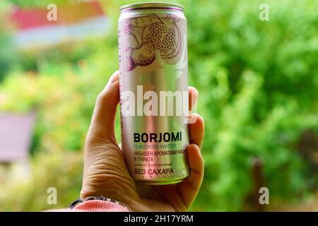 Volzhsky, Russland-25. September 2021: Borjomi in einer Blechdose mit Kirsche und Granatapfel ohne Zucker selektiven Fokus. Borjomi kohlensäurehaltiges Erfrischungsgetränk, mi Stockfoto