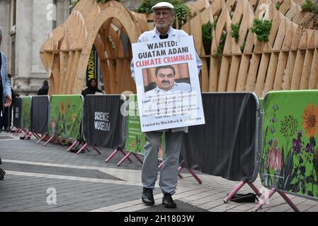 London, Großbritannien. Oktober 2021. Unterstützer von Extinction Rebellion versammeln sich vor dem Science Museum in London gegen eine Konferenz, an der die größten Verursacher teilnehmen werden. Quelle: Andrea Domeniconi/Alamy Live News Stockfoto