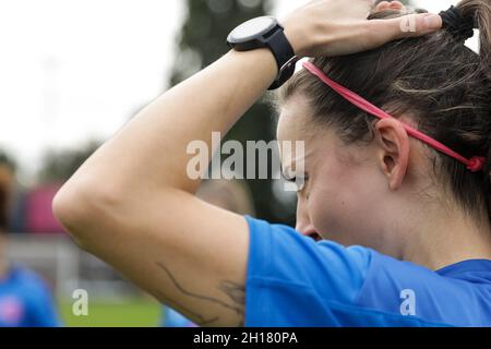 London, Großbritannien. Oktober 2021. London, England, 17. Oktober 20 Sarah Milner (17 Dulwich Hamlet) vor dem Premier-Spiel der Frauen in London und South East zwischen Dulwich Hamlet und Ashford auf dem Champion Hill in London, England. Liam Asman/SPP Credit: SPP Sport Press Photo. /Alamy Live News Stockfoto