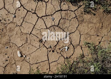 Rissiger Lehmboden in der Trockenzeit. Trockene Bodenstruktur Tapete 4k Stockfoto