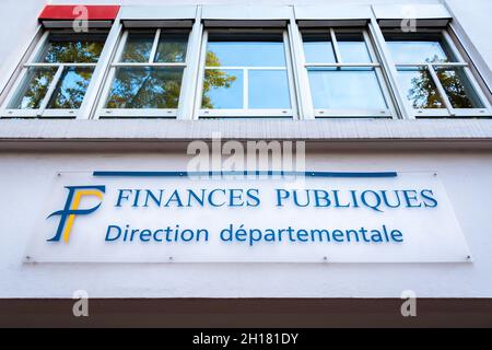 Ansicht eines französischen öffentlichen Finanzzentrums, einer Einrichtung, die verschiedene Abteilungen des französischen Trésor Public, Treasury und Tax Center zusammenbringt Stockfoto