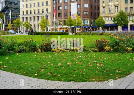 Corneliusplatz in der Düsseldorfer Innenstadt, Deutschland, mit ersten Herbstblättern. Stockfoto