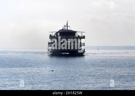 Starnberg, Deutschland. Oktober 2021. Die MS Starnberg fährt auf dem Starnberger See. Heute ist der letzte Tag der Schifffahrt auf dem Starnberger See in diesem Jahr. Quelle: Felix Hörhager/dpa/Alamy Live News Stockfoto