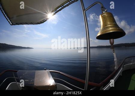 Starnberg, Deutschland. Oktober 2021. Auf der MS Starnberg hängt während der Fahrt auf dem Starnberger See eine Schiffsglocke. Heute ist der letzte Tag der Schifffahrt auf dem Starnberger See in diesem Jahr. Quelle: Felix Hörhager/dpa/Alamy Live News Stockfoto