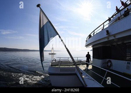 Starnberg, Deutschland. Oktober 2021. Am Heck der MS Starnberg liegt eine Flagge in bayerischen Farben. Heute ist der letzte Tag der Schifffahrt auf dem Starnberger See in diesem Jahr. Quelle: Felix Hörhager/dpa/Alamy Live News Stockfoto