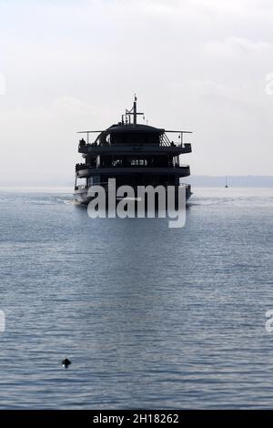 Starnberg, Deutschland. Oktober 2021. Die MS Starnberg fährt auf dem Starnberger See. Heute ist der letzte Tag der Schifffahrt auf dem Starnberger See in diesem Jahr. Quelle: Felix Hörhager/dpa/Alamy Live News Stockfoto