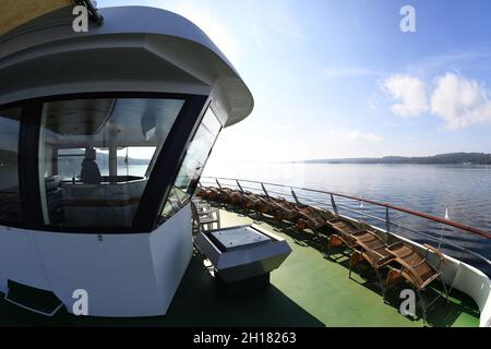 Starnberg, Deutschland. Oktober 2021. Martin Neumann, Kapitän auf der MS Starnberg, steuert den Katamaran über den Starnberger See. Heute ist der letzte Tag der Schifffahrt auf dem Starnberger See in diesem Jahr. Quelle: Felix Hörhager/dpa/Alamy Live News Stockfoto