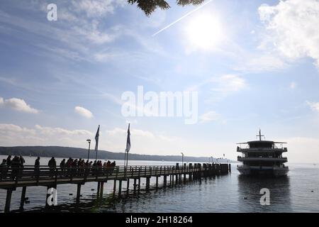 Starnberg, Deutschland. Oktober 2021. Das Schiff 'MS Starnberg' legt an der Dampfpier an. Heute ist der letzte Tag der Schifffahrt auf dem Starnberger See in diesem Jahr. Quelle: Felix Hörhager/dpa/Alamy Live News Stockfoto