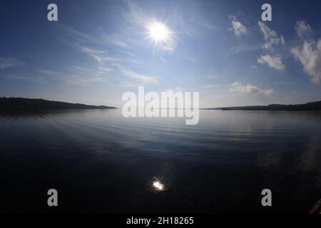 Starnberg, Deutschland. Oktober 2021. Blick über den Starnberger See von der MS Starnberg. Heute ist der letzte Tag der Schifffahrt auf dem Starnberger See in diesem Jahr. Quelle: Felix Hörhager/dpa/Alamy Live News Stockfoto