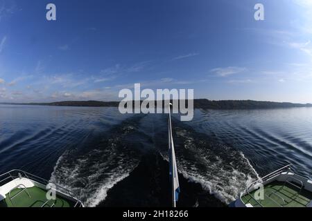 Starnberg, Deutschland. Oktober 2021. Blick vom Heck der MS Starnberg auf das Ufer des Starnberger Sees. Heute ist der letzte Tag der Schifffahrt auf dem Starnberger See in diesem Jahr. Quelle: Felix Hörhager/dpa/Alamy Live News Stockfoto