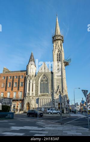 DUBLIN, IRLAND - 23. Apr 2021: Eine vertikale Aufnahme der Abbey Presbyterian Church in Dublin während des Sonnenaufgangs, Irland Stockfoto