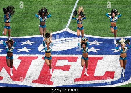 Jacksonville Jaguars Cheerleader vor dem Spiel, das Teil der NFL London Games im Tottenham Hotspur Stadium, London ist. Bilddatum: Sonntag, 17. Oktober 2021. Stockfoto