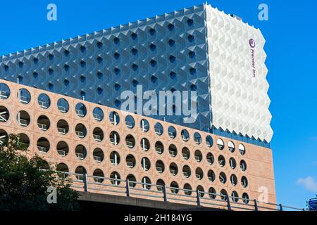 The Circle Square Parkhaus und Premier Inn, Manchester, England, Großbritannien. Stockfoto