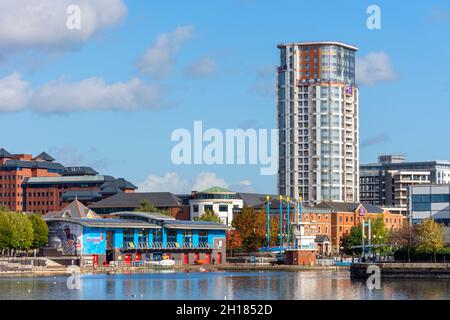 Der Fortis Quay (Northill Apartments) Block, über Salford Quays mit dem Water Sports Center im Vordergrund. Salford Quays, Manchester, England, Großbritannien Stockfoto