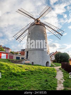 Třebic Windmühle, wo das natürliche Tannin gemahlen wurde. Pulvertannin aus Kiefer- und Fichtenrinde, das von Gerbern für ihre Arbeit verwendet wurde. Stockfoto