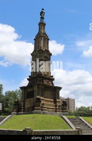 Konföderierte Denkmal im Forsyth Park in Savannah, Georgia mit Cumuluswolken Stockfoto