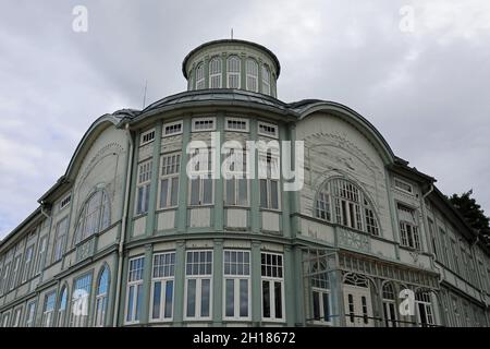 Altes Holzgebäude am Strand von Jurmala, das einst ein Badebetrieb war Stockfoto