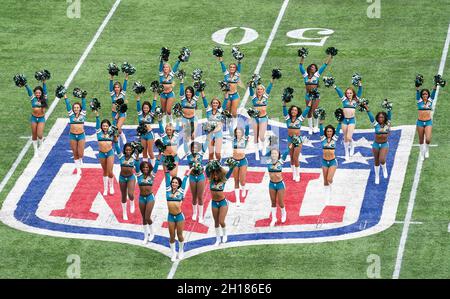 Jacksonville Jaguars Cheerleader vor dem Spiel, das Teil der NFL London Games im Tottenham Hotspur Stadium, London ist. Bilddatum: Sonntag, 17. Oktober 2021. Stockfoto
