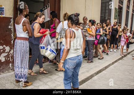 HABANA, KUBA - 24. Jun 2017: Eine wunderschöne Aufnahme von Menschen, die auf einer Straße in Haana auf Kuba herumhängen Stockfoto