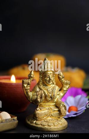 Rajasthani Ghevar. Ghewar ist ein indisches knusprig-süßes Gericht, das aus raffiniertem Mehl, Zucker und Ghee hergestellt wird. Göttin Laxmi Idol. Stockfoto