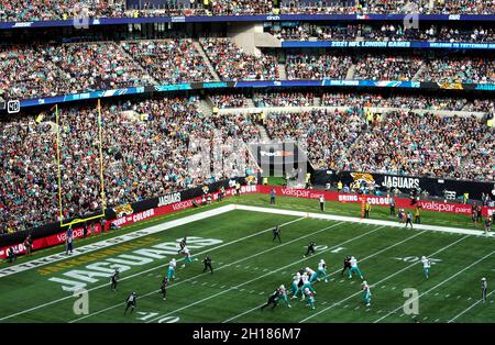 Allgemeiner Blick auf die Action während des Spiels, das Teil der NFL London Games im Tottenham Hotspur Stadium, London ist. Bilddatum: Sonntag, 17. Oktober 2021. Stockfoto