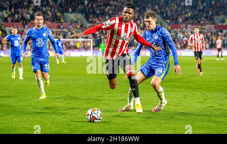 Frank Onyeka vom FC Brentford, wobei der Ball von Andreas Christensen vom FC Chelsea während des Premier League-Spiels zwischen Brentford und Chelsea am 16. Oktober 2021 im Brentford Community Stadium, London, England, verfolgt wird. Foto von Phil Hutchinson. Nur zur redaktionellen Verwendung, Lizenz für kommerzielle Nutzung erforderlich. Keine Verwendung bei Wetten, Spielen oder Veröffentlichungen einzelner Clubs/Vereine/Spieler. Stockfoto