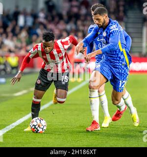 Frank Onyeka vom FC Brentford, wobei der Ball von Ruben Loftus-Cheek des FC Chelsea während des Premier League-Spiels zwischen Brentford und Chelsea am 16. Oktober 2021 im Brentford Community Stadium, London, England, verfolgt wird. Foto von Phil Hutchinson. Nur zur redaktionellen Verwendung, Lizenz für kommerzielle Nutzung erforderlich. Keine Verwendung bei Wetten, Spielen oder Veröffentlichungen einzelner Clubs/Vereine/Spieler. Stockfoto