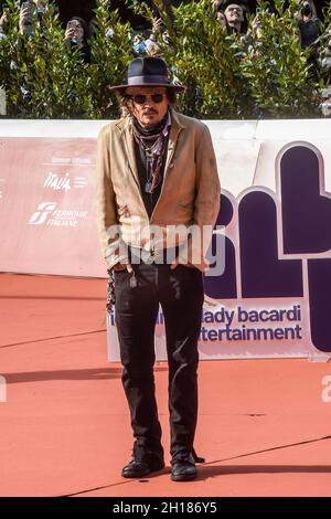 Rom, Italien. Oktober 2021. Italien, Rom, 17. Oktober 2021. Rom Film Festival 2021. Roter Teppich aus dem Film 'Papageientaucher' im Bild: Johnny Depp Bildnachweis: Fabio Mazzarella/Sintesi/Alamy Live News Stockfoto