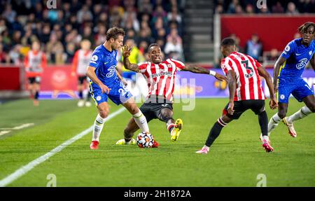 Ivan Toney vom FC Brentford stellt sich gegen Reece James vom FC Chelsea während des Premier League-Spiels zwischen Brentford und Chelsea am 16. Oktober 2021 im Brentford Community Stadium, London, England. Foto von Phil Hutchinson. Nur zur redaktionellen Verwendung, Lizenz für kommerzielle Nutzung erforderlich. Keine Verwendung bei Wetten, Spielen oder Veröffentlichungen einzelner Clubs/Vereine/Spieler. Stockfoto