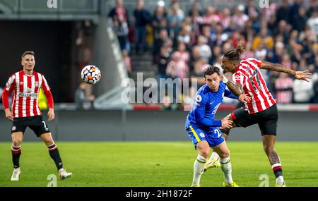 Ivan Toney vom FC Brentford führt den Ball während des Premier League-Spiels zwischen Brentford und Chelsea im Brentford Community Stadium, London, England, am 16. Oktober 2021 an. Foto von Phil Hutchinson. Nur zur redaktionellen Verwendung, Lizenz für kommerzielle Nutzung erforderlich. Keine Verwendung bei Wetten, Spielen oder Veröffentlichungen einzelner Clubs/Vereine/Spieler. Stockfoto