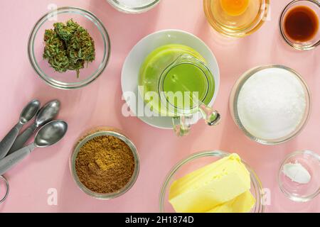Zutaten Einschließlich Cannabis Infused Butter Zum Backen Von Marihuana Schokolade Brownies Auf Minimalistischen Rosa Hintergrund Stockfoto