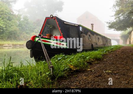 Schönes Schmalboot im Nebel gesehen frühmorgens neblig im Dorf Blisworth in Northamptonshire, aufgenommen am 9. Oktober 2021. Stockfoto