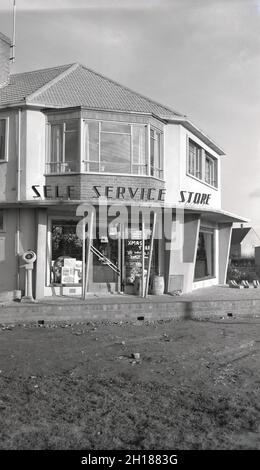 Historisches, neues Gebäude aus den 1950er Jahren an einem halbständigen Standort, das Äußere eines modernen Selbstbedienungslebensmittelgeschäftes, wie die Beschriftung über dem Eingang mit der Aufschrift „Self Service Store“, Witney, Oxford, England, Großbritannien, zeigt. Stockfoto