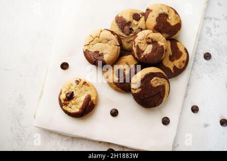 Hausgemachte marmorierte Schokoladenkekse - Weihnachtsfesttagsdesserts Stockfoto