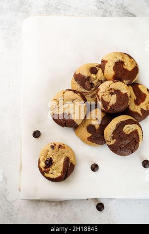 Hausgemachte marmorierte Schokoladenkekse - Weihnachtsfesttagsdesserts Stockfoto