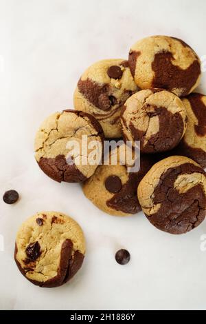 Hausgemachte marmorierte Schokoladenkekse - Weihnachtsfesttagsdesserts Stockfoto