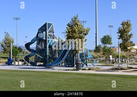 IRVINE, KALIFORNIEN - 15 Okt 2021: Der Kinderspielplatz mit verschiedenen Geräten für kleine Kinder. Stockfoto