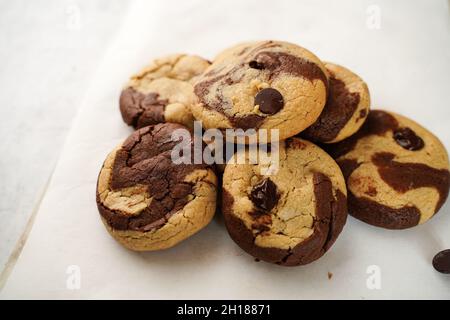 Hausgemachte marmorierte Schokoladenkekse - Weihnachtsfesttagsdesserts Stockfoto