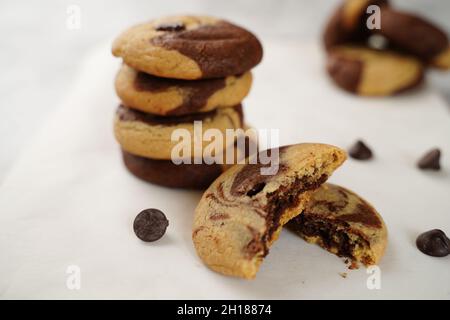 Hausgemachte marmorierte Schokoladenkekse - Weihnachtsfesttagsdesserts Stockfoto