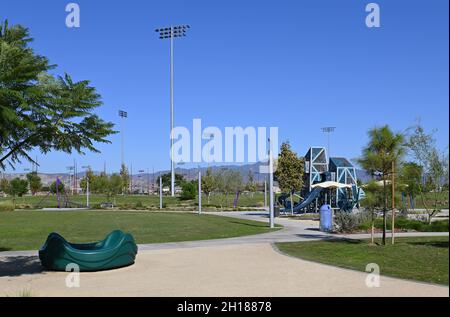 IRVINE, KALIFORNIEN - 15 Okt 2021: Der Kinderspielplatz mit verschiedenen Geräten für kleine Kinder. Stockfoto