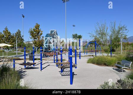 IRVINE, KALIFORNIEN - 15 Okt 2021: Der Kinderspielplatz mit verschiedenen Geräten für kleine Kinder. Stockfoto