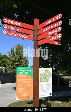 IRVINE, CALIFORNIA - 15 Okt 2021: Richtungsschild im Orange County Great Park. Stockfoto